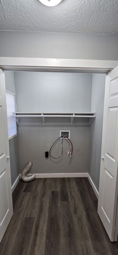 Building Photo - Renovated 4/2 Close to Busch Gardens and M...