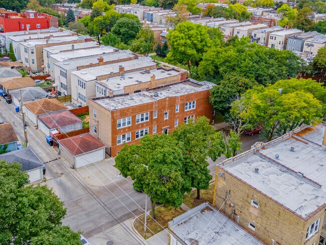 Building Photo - 3825 W Roscoe St