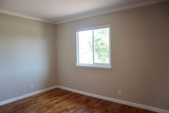 Building Photo - Gorgeous 4-bedroom home with pool – Lakesh...