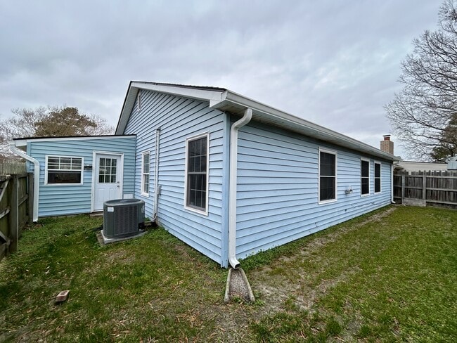 Building Photo - 3565 Dandelion Cres