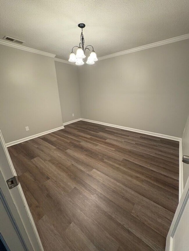 Building Photo - MOVE IN READY!