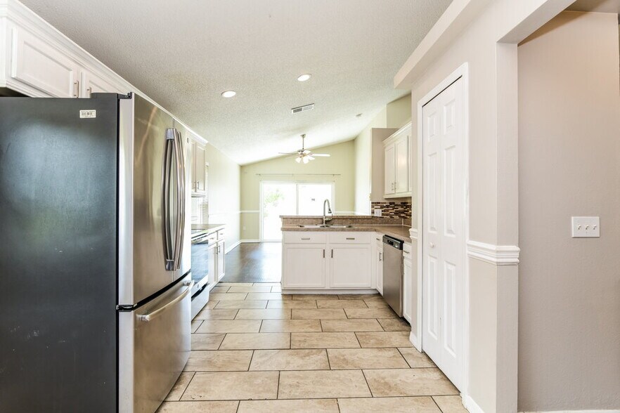 Building Photo - 1129 Pinedale Dr
