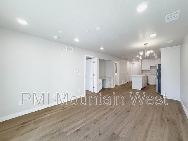 Building Photo - 1032 E 400 S