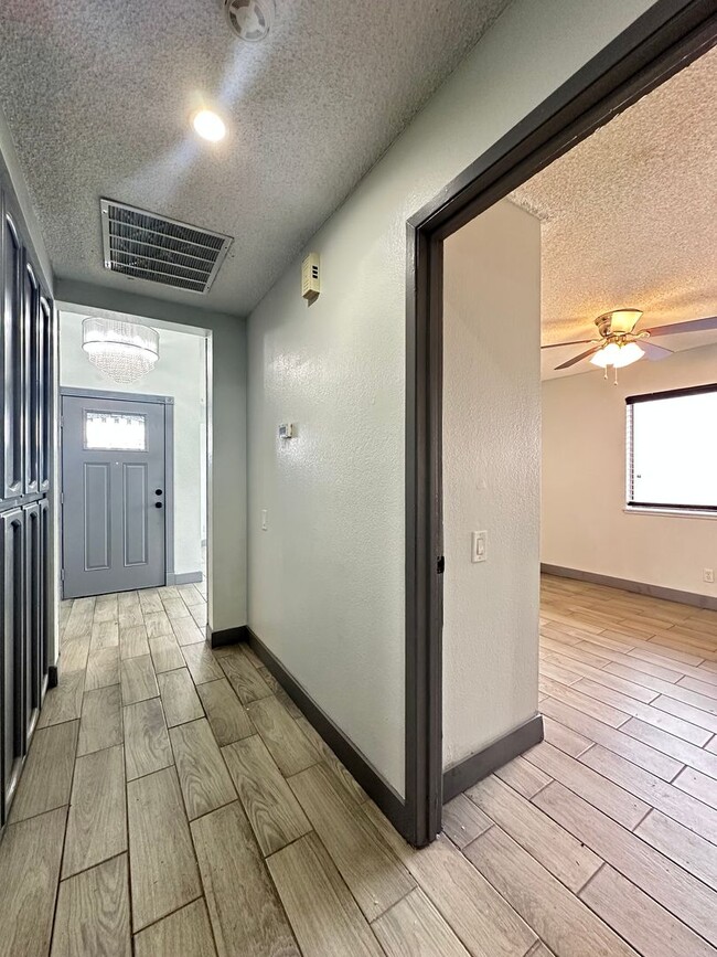 Building Photo - Four Bedroom