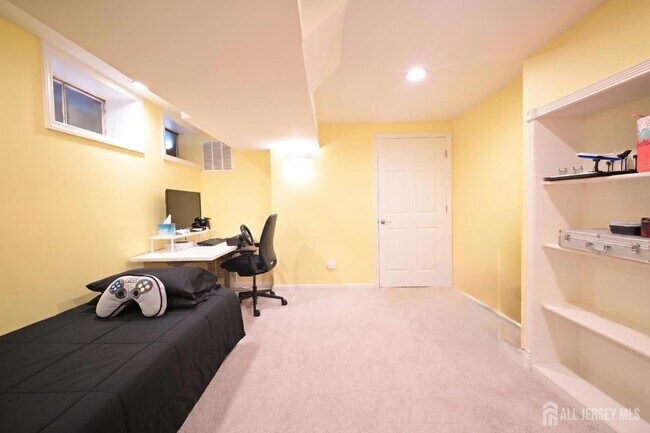Building Photo - 260 Westgate Dr