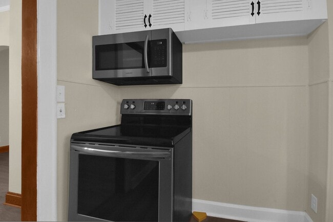 Building Photo - Stylishly Renovated 4 Bed, 2 Bath Single-F...