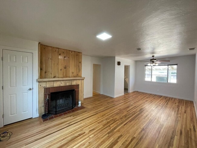 Building Photo - 705 W Roseburg Ave