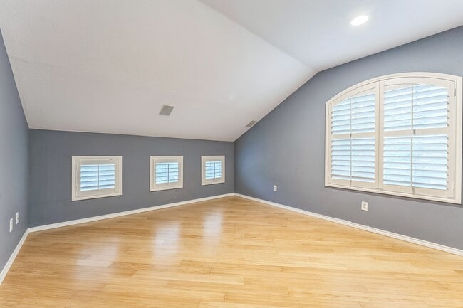 Building Photo - Charming 2-bedroom