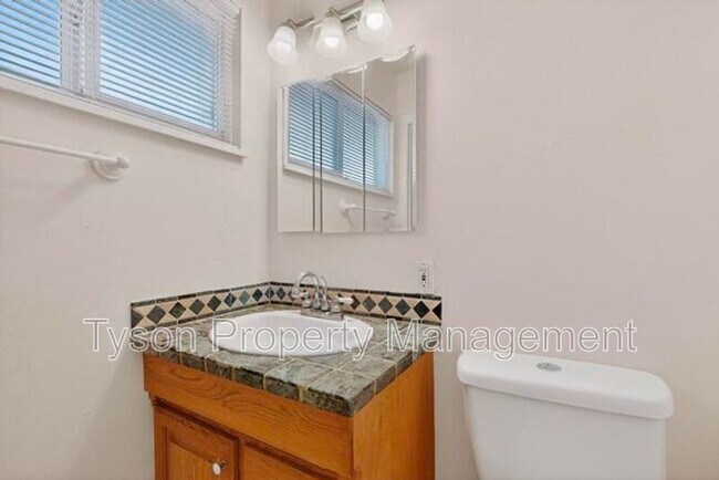 Building Photo - 3503 Montclaire Dr NE