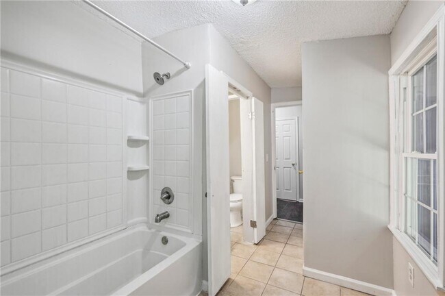 Building Photo - 2762 Dresden Dr