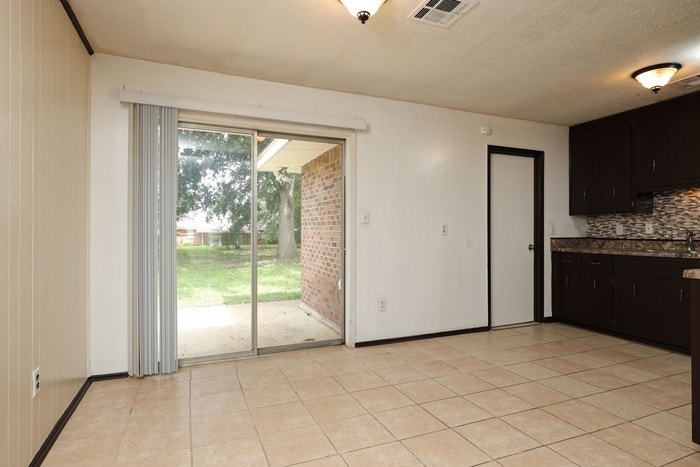 Building Photo - 5731 Roxboro Dr