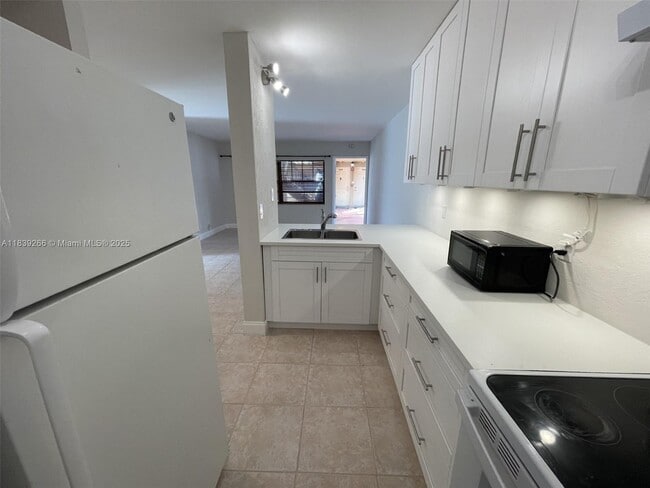 Building Photo - 2624 Riverside Dr