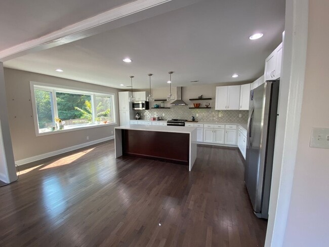 Building Photo - Spacious 5Bed/3.5Bath Townhome in Prime To...