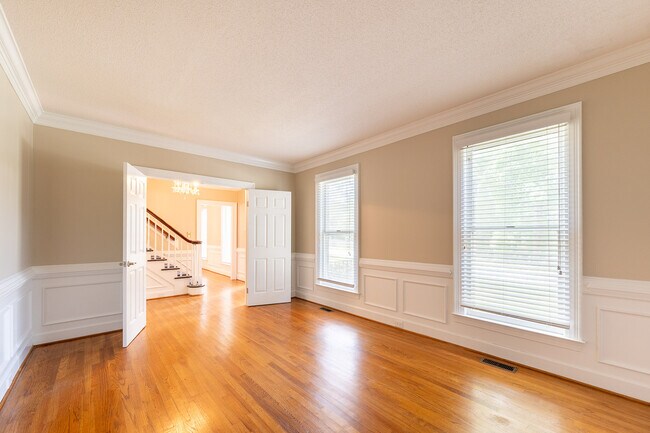 Building Photo - 4135 Knollcrest Cir N