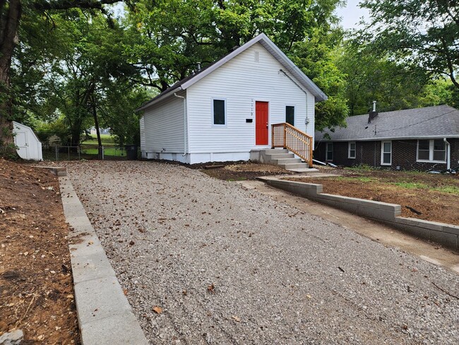 Building Photo - Fully remodeled 2 Bedroom Home