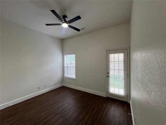 Building Photo - 985 N Daisy Ln