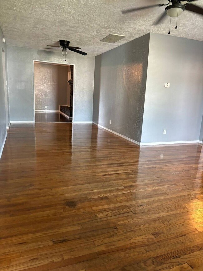 Building Photo - Must See 3 Bedroom