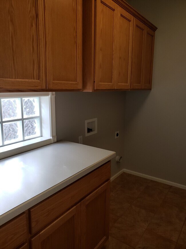 Building Photo - 1570 Kingston Way