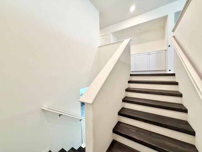 Building Photo - Spacious Heritage Lake Home with Solar & Main-Level Primary Suite