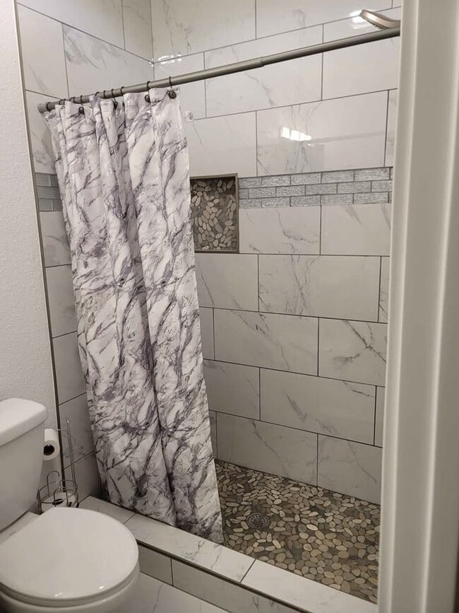 Building Photo - Newer Furnished Northwest ADU