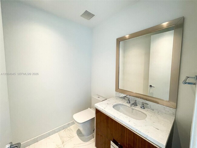 Building Photo - 15701 Collins Ave