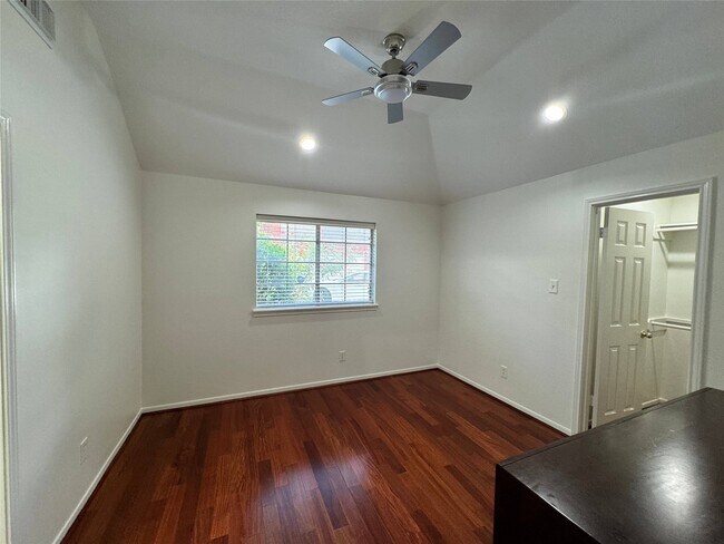 Building Photo - 1718 Berkoff Dr
