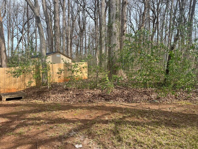 Building Photo - 3 Bedroom close to Uptown