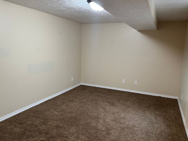 Building Photo - Cozy 4 bed 3 bath house