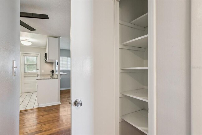 Building Photo - 320 Lakeview St