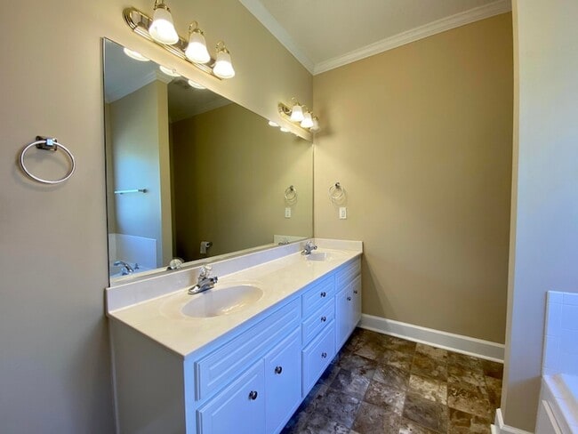 Building Photo - 4858 Somerset Dr