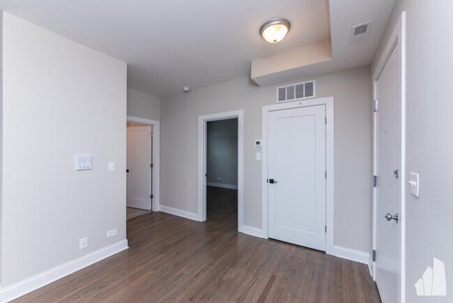 Building Photo - 3 bedroom in Chicago IL 60647