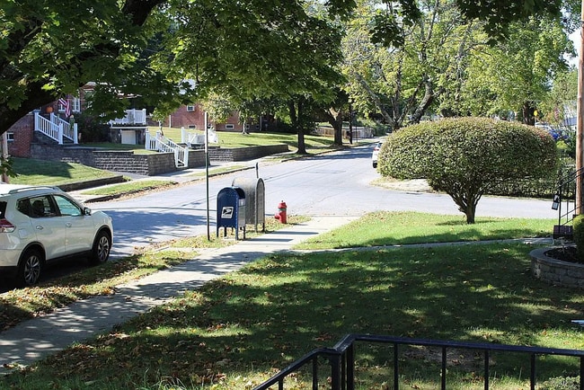 Building Photo - 35 Clark St