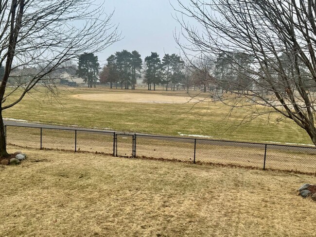 Building Photo - 4 Bed Single Family Backs up to Park