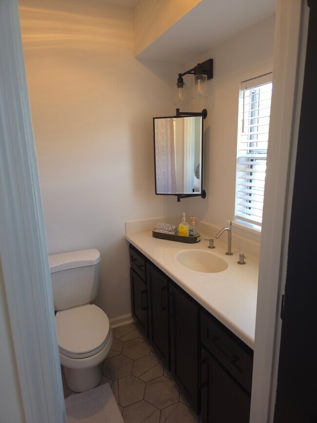 Building Photo - 1000 Mallery St Ext