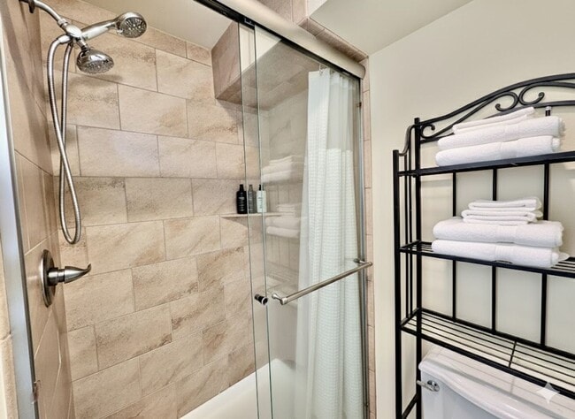 Building Photo - Luxury Townhome in Lake Oswego’s Coveted First Addition | Garage Included!