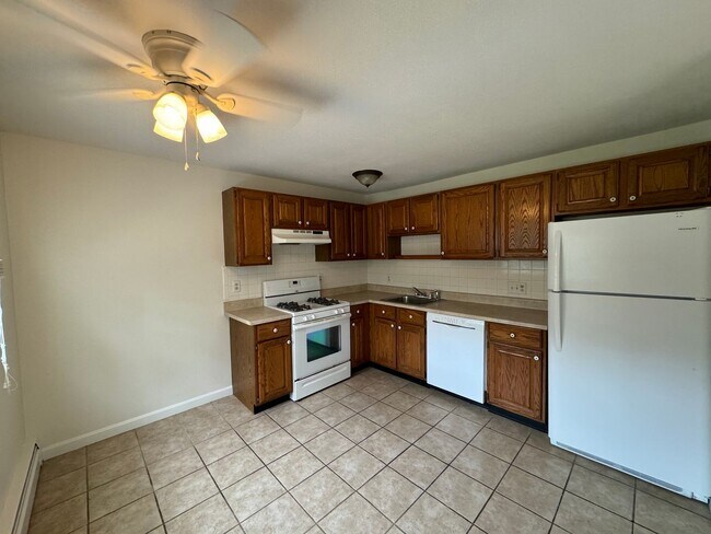 Building Photo - Bright and Spacious Corner Unit in North A...