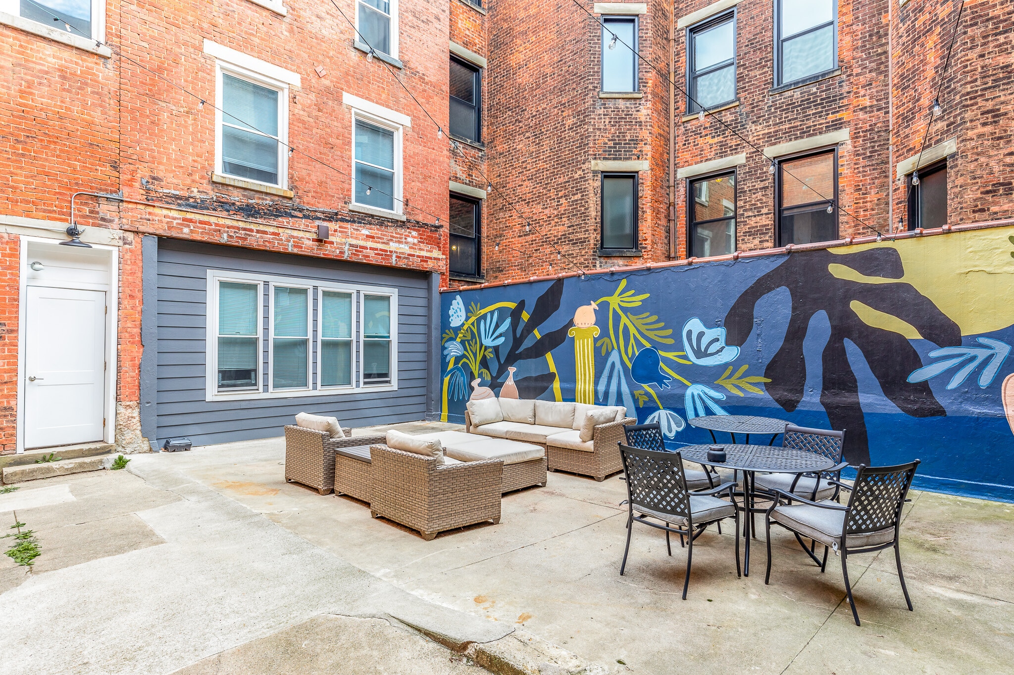 Courtyard - 722 E McMillan St