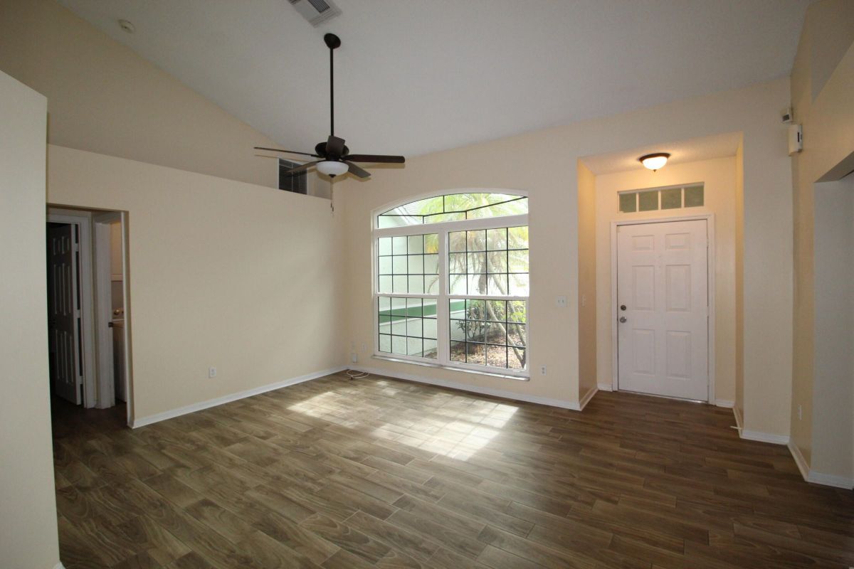 Building Photo - 2073 SW Capeador St