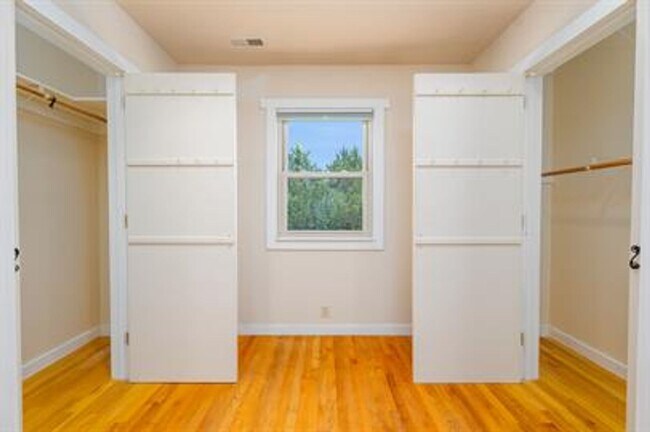 Building Photo - Uniquely breathtaking custom home with in-...