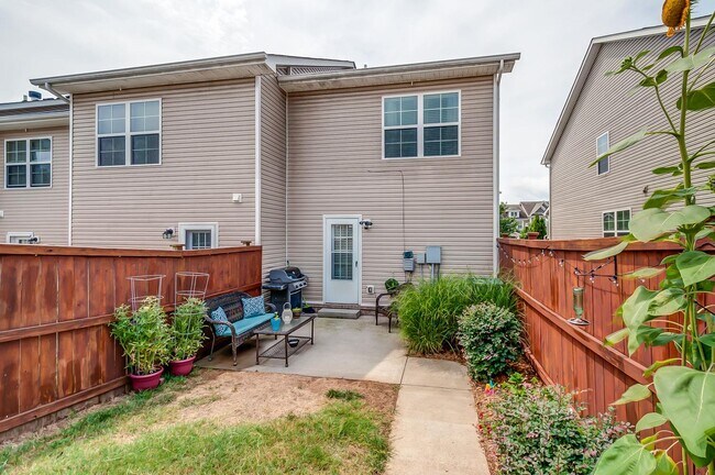Building Photo - 1431 Riverbrook Dr