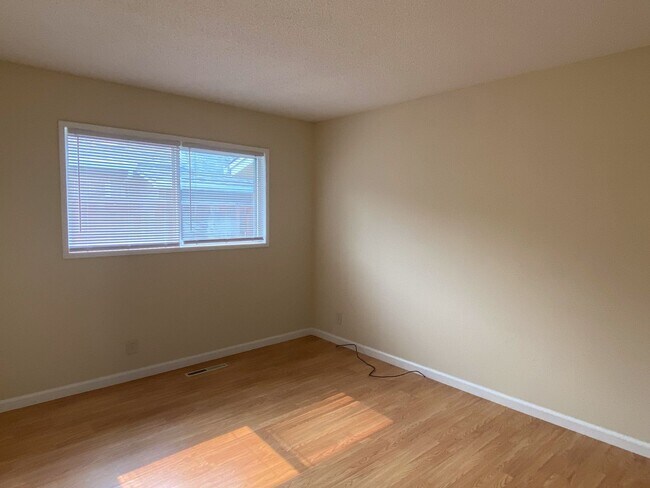 Building Photo - Newark 4 beds 2 baths Single Family House with Big Lot, Move In Ready!