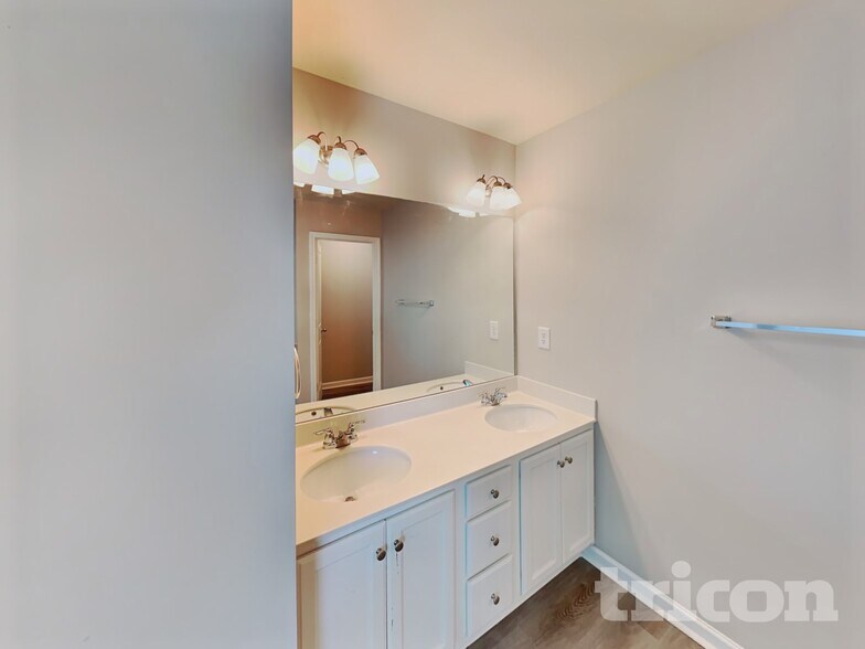 Building Photo - 207 Stillwood Dr