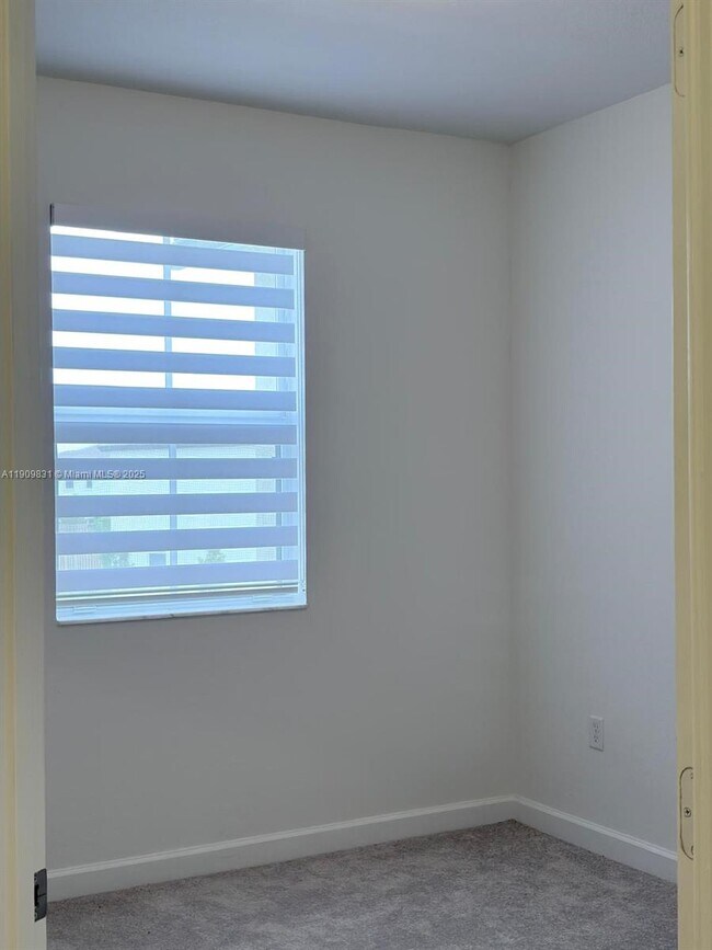 Building Photo - 2490 SE 29th St