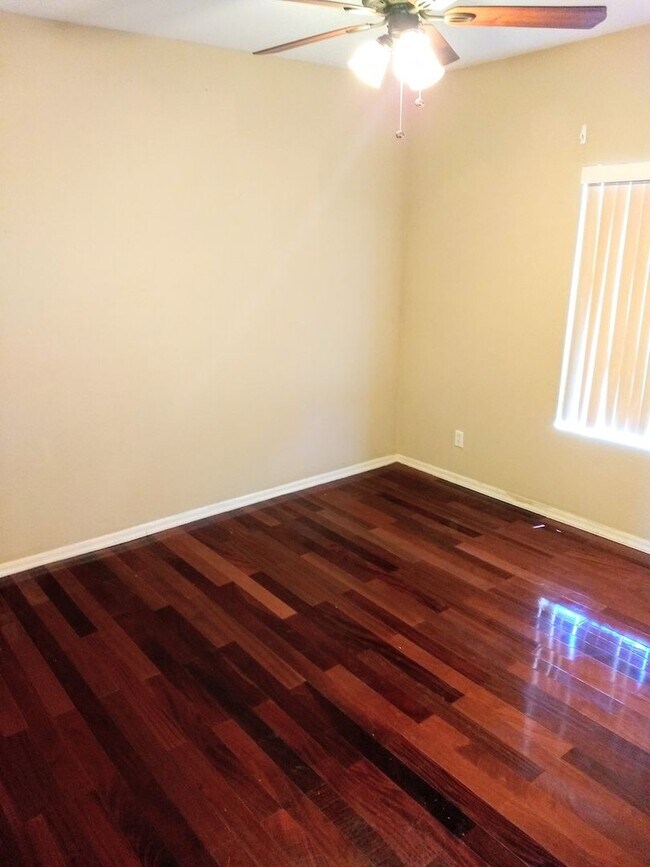 Building Photo - HUGE 5 bedroom, 3 bathroom in Glendale