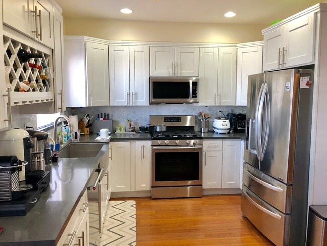 Building Photo - Lovely 3 bd/2.5 ba Townhome - Old Town Torrance!