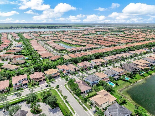 Building Photo - 8855 Watercrest Cir W