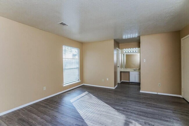 Building Photo - 14806 Chasemont Dr