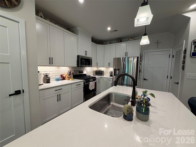 Building Photo - 163 Beacon Dr