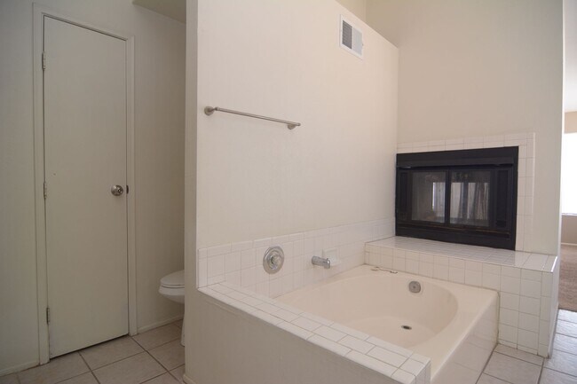 Building Photo - Updated 3  Bedroom 2 Bath Home! Located in Convenient South Tucson Location!