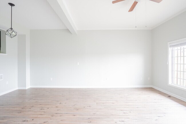 Building Photo - Spacious & Upgraded Luxury Home